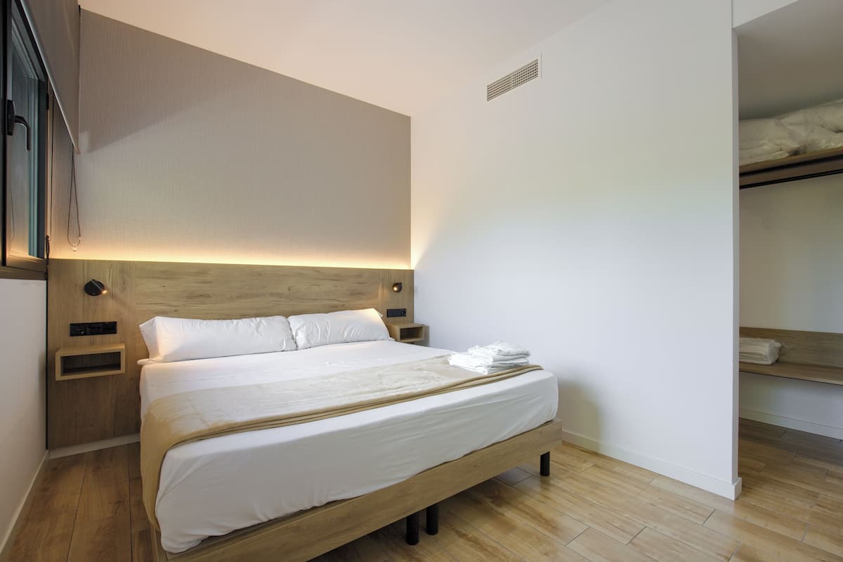 Apartemen Standar | Selimut bulu angsa, kedap suara, dan setrika/meja setrika