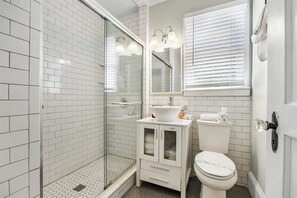 Appartement, plusieurs lits, cuisine, vue jardin (Casa Doble Unit B) | Salle de bain | Douche, serviettes fournies