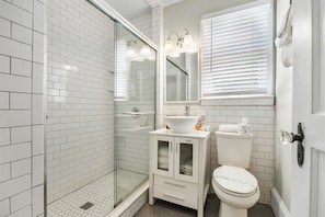 Appartement, plusieurs lits, cuisine, vue jardin (Casa Doble Unit B) | Salle de bain | Douche, serviettes fournies