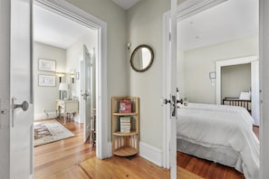 Appartement, plusieurs lits, cuisine, vue jardin (Casa Doble Unit B) | 2 chambres, décoration personnalisée, ameublement personnalisé