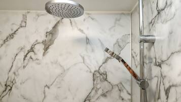 Eine moderne Dusche mit Handbrause und Duschhandstück.