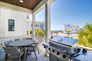 Outdoor dining - Fab Inlet Beach Home with Pool and Steps from the beach "Catch Some Rays" (Inlet Beach)