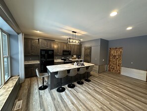 Fridge, microwave, oven, stovetop - Big Chip - 2 is in the heart of the Chippewa Flowage 20 minutes from Hayward, WI (Hayward)