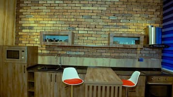 Executive-Apartment | Essbereich im Zimmer