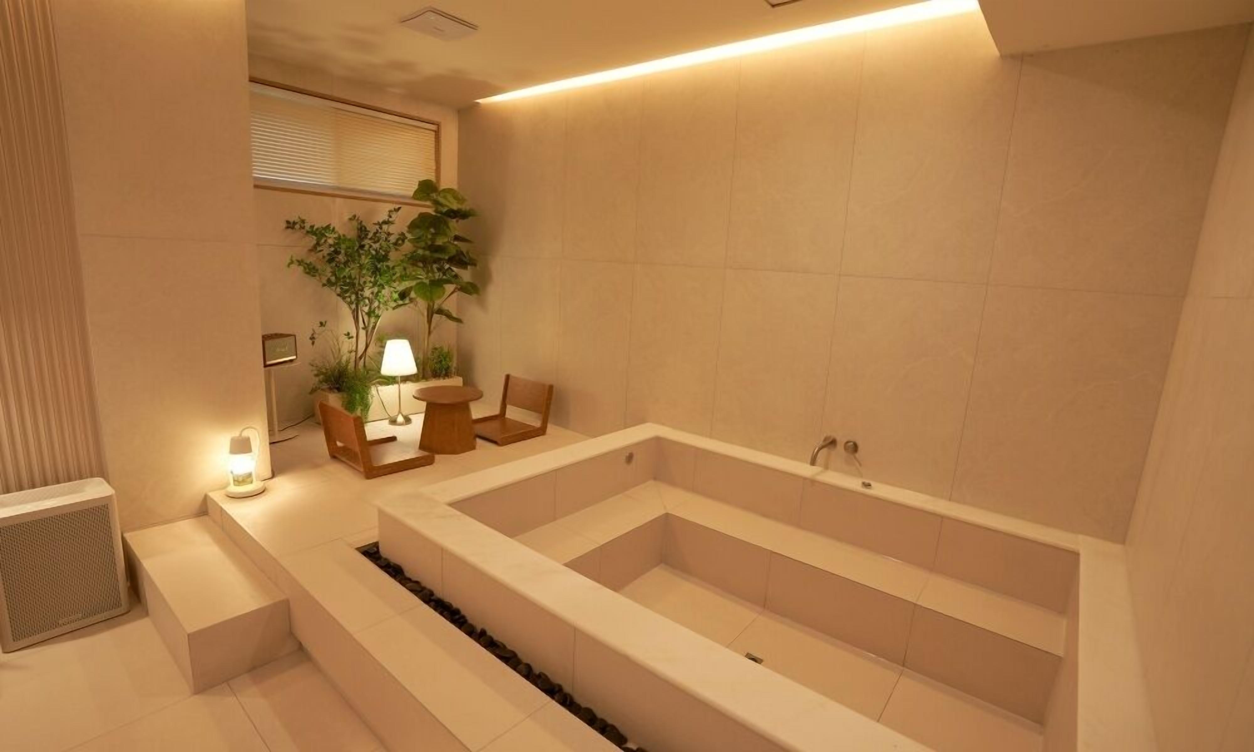Signature Jacuzzi & Karaoke Room | Escrivaninha, Wi-Fi de cortesia, individualmente decorados
