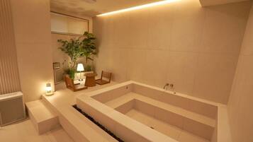 Signature Jacuzzi & Karaoke Room | Escrivaninha, Wi-Fi de cortesia, individualmente decorados