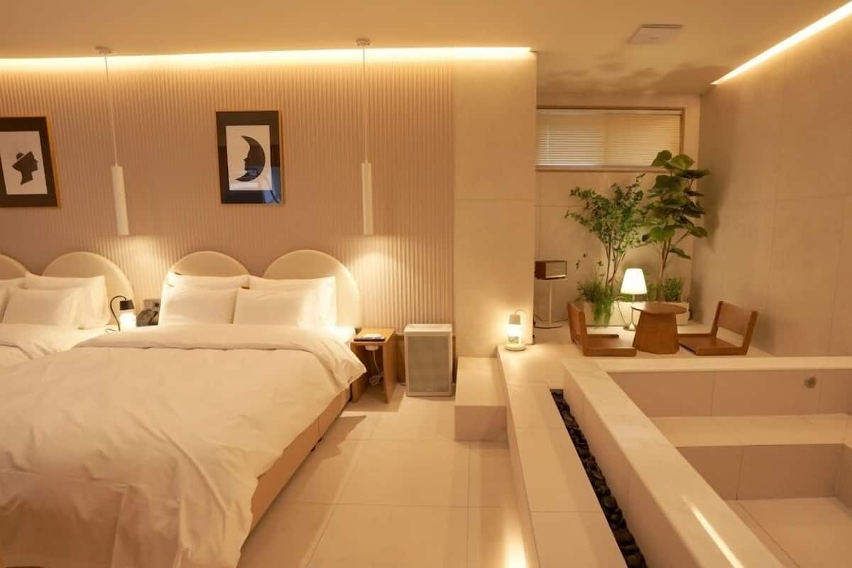Signature suite | Een bureau, gratis wifi, individueel gedecoreerd