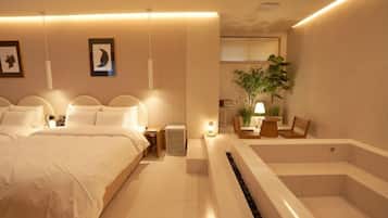 Decoración personalizada, muebles diferentes, escritorio y wifi gratis
