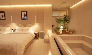Escritorio, wifi gratis, decoración personalizada y muebles diferentes