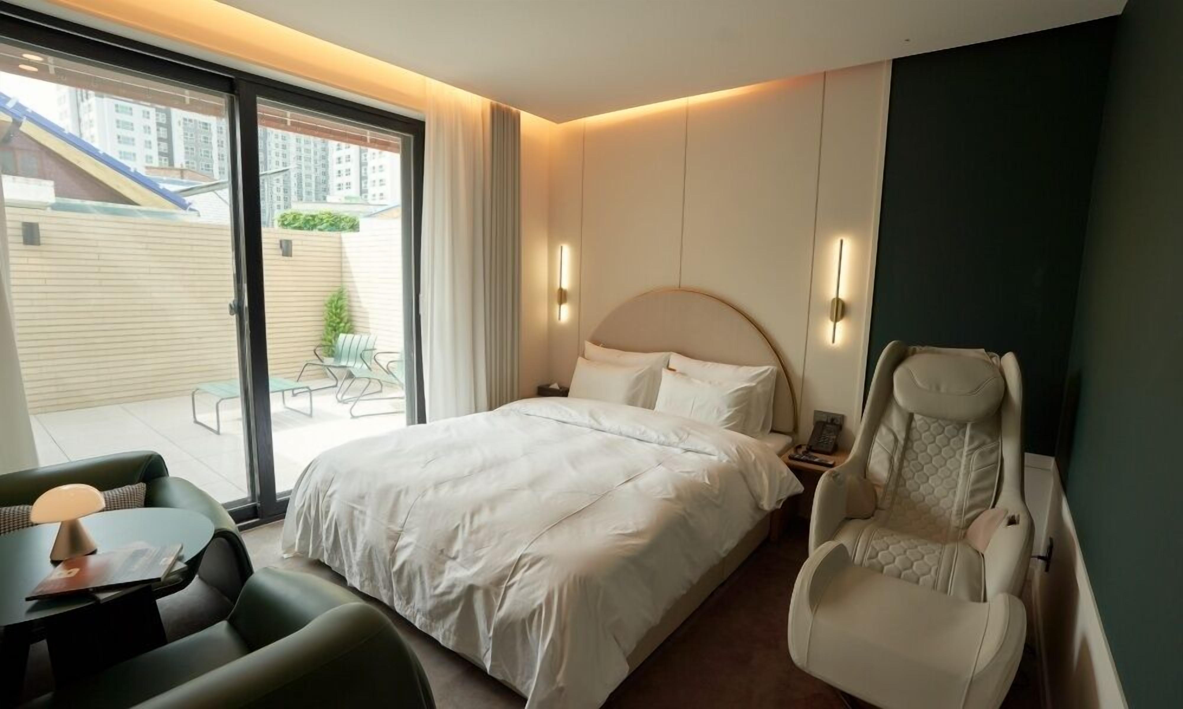 Premium-Zimmer, Terrasse | Individuell dekoriert, individuell eingerichtet, Schreibtisch