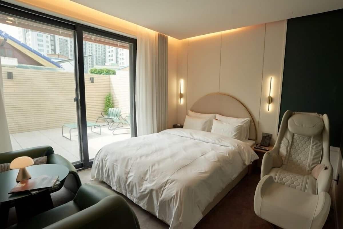 Premium kamer, terras | Een bureau, gratis wifi, individueel gedecoreerd