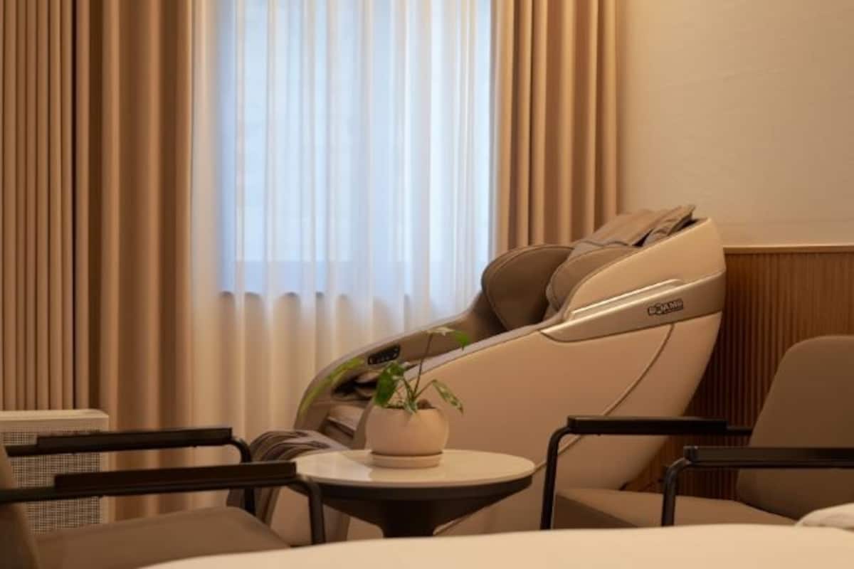 Escritorio, wifi gratis, decoración personalizada y muebles diferentes