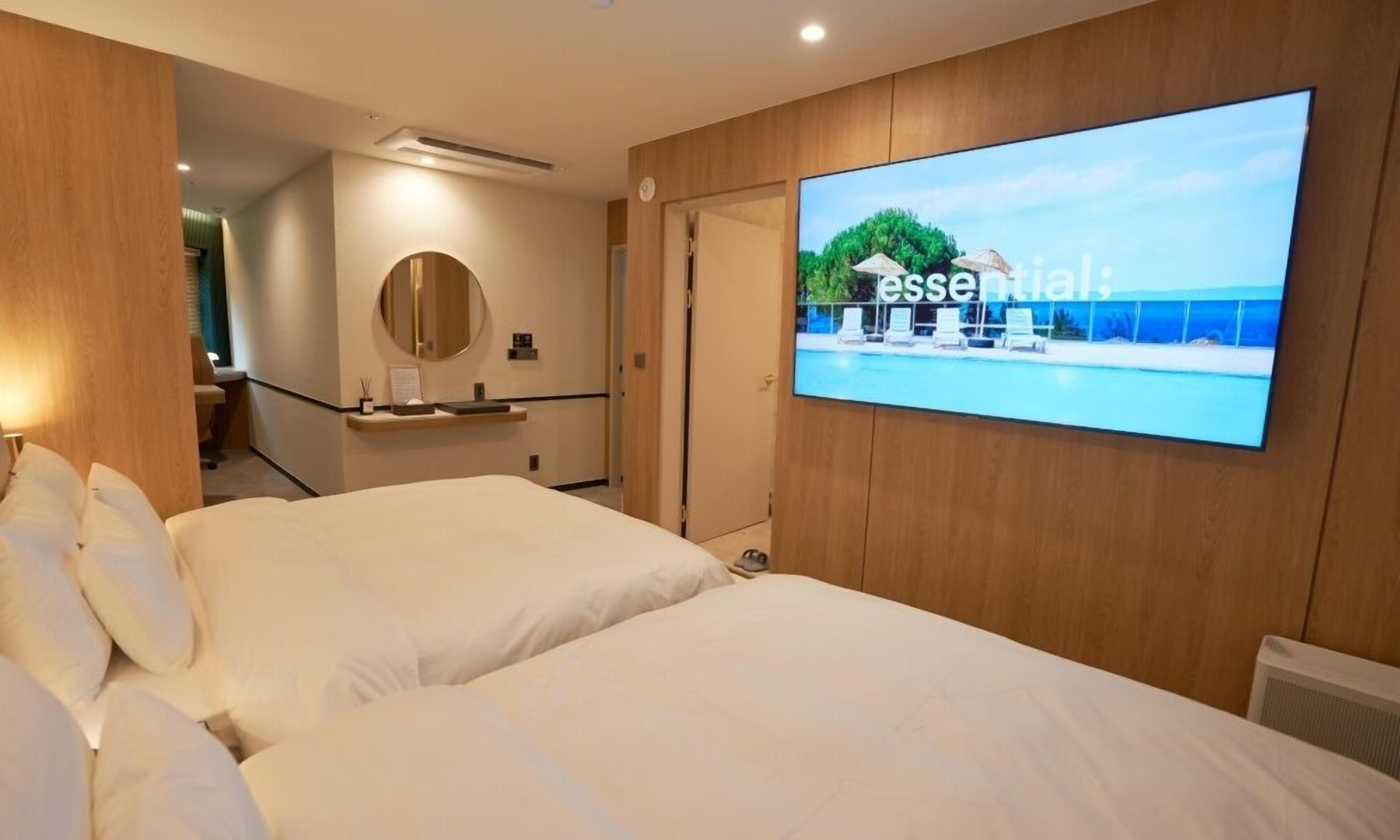 Twin Room with 2 PCs | Individuell inredning, unika möbler, skrivbord och gratis wi-fi