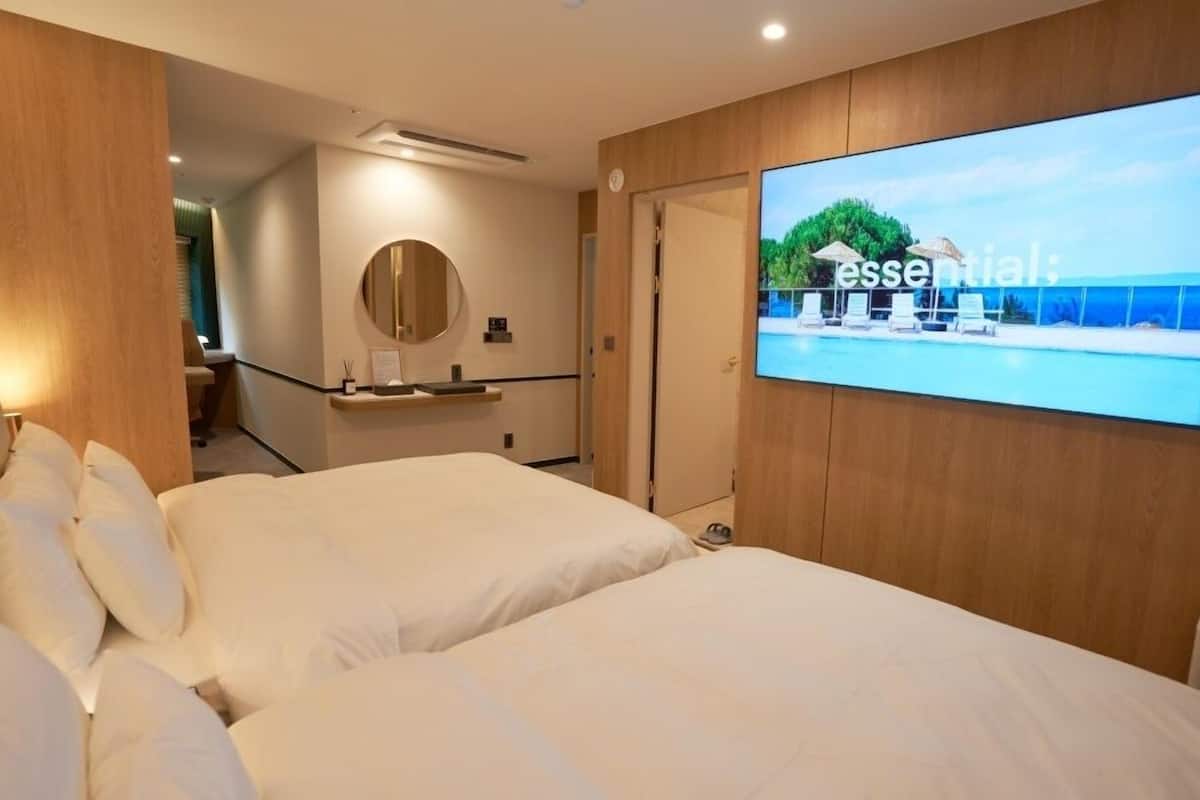 Twin kamer | Een bureau, gratis wifi, individueel gedecoreerd