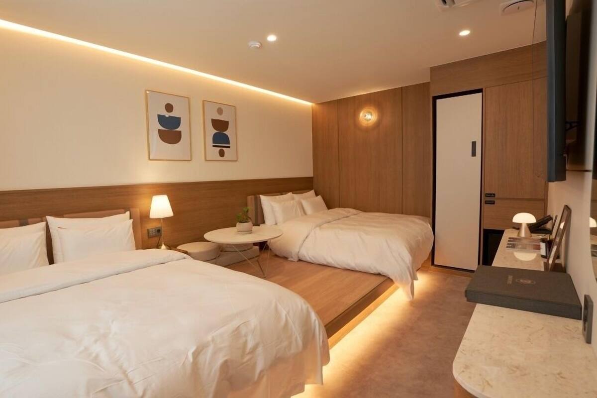 Familie suite | Een bureau, gratis wifi, individueel gedecoreerd