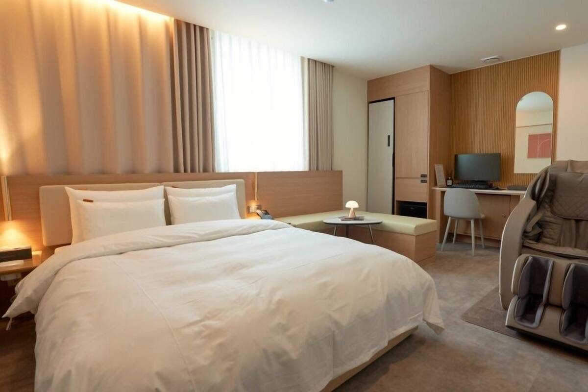 Premium kamer | Een bureau, gratis wifi, individueel gedecoreerd