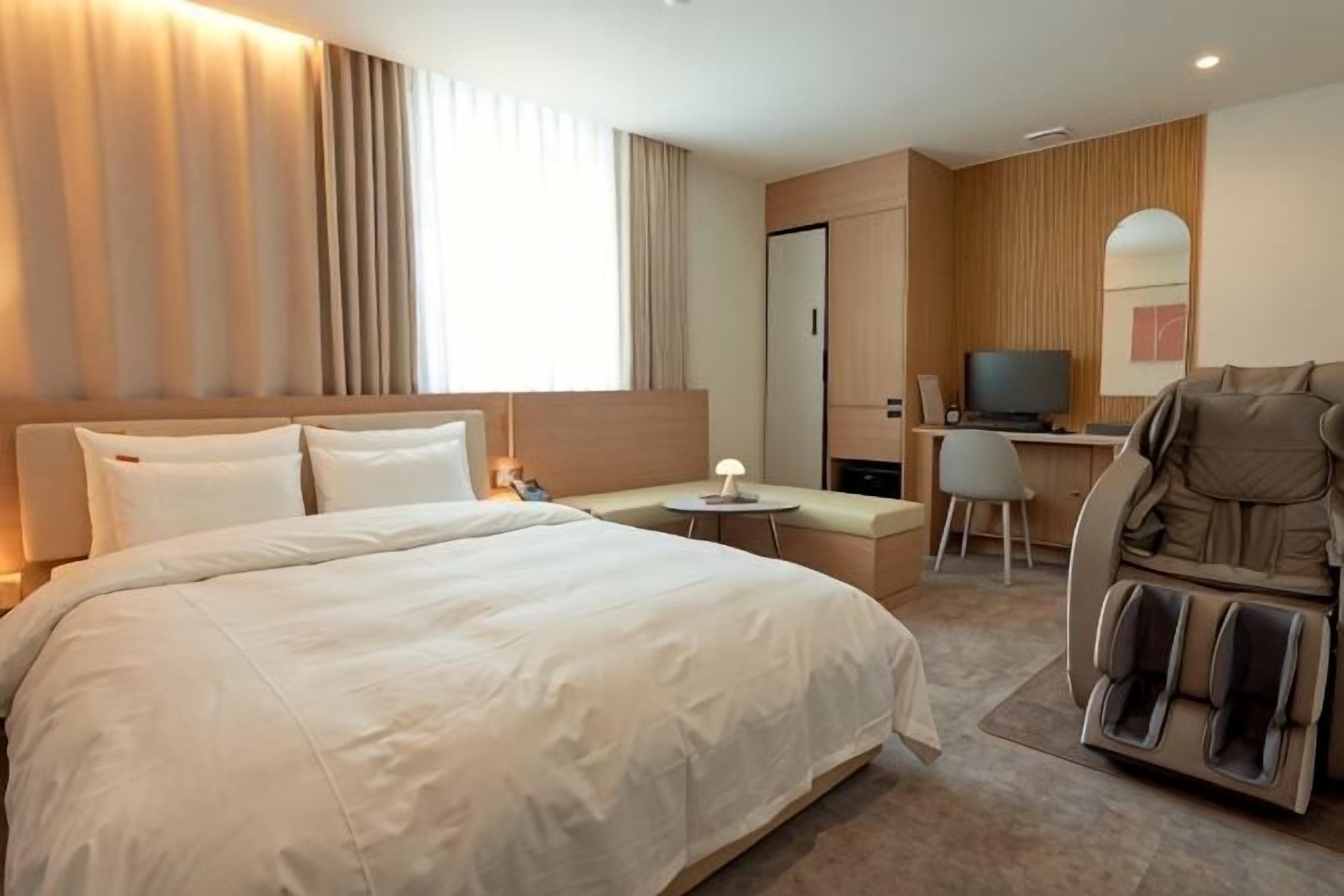 Decoración individual, mobiliario individual, wifi gratis y ropa de cama