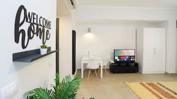 Standard Studio, 1 Queen Bed | In-room safe, iron/ironing board, free WiFi