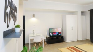 Standard Studio, 1 Queen Bed | In-room safe, iron/ironing board, free WiFi