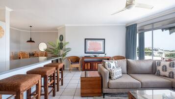 Comfort-Apartment | Wohnbereich | 32-Zoll-Flachbildfernseher mit Satellitenempfang, Netflix