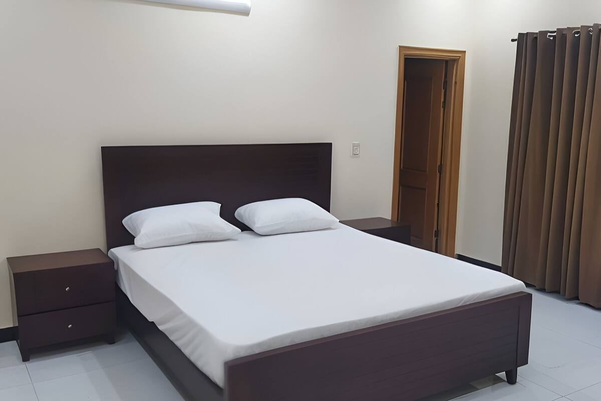 Deluxe Double Room | Iron/ironing board, rollaway beds, free WiFi, bed sheets