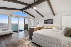 5 bedrooms, desk, iron/ironing board, travel crib