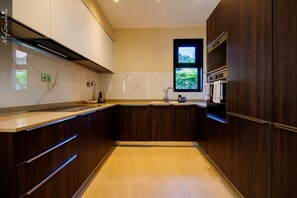 Exclusive Apartment | Private kitchen | Microwave, electric kettle, cookware/dishes/utensils - Fajara Residence (Serrekunda)