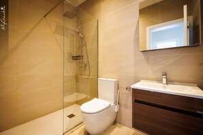 Dusche, Regendusche, kostenlose Toilettenartikel, Haartrockner