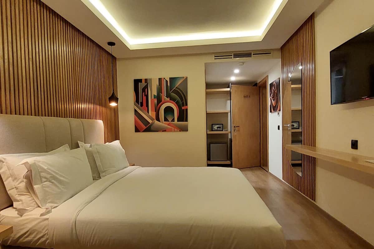 Luxe beddengoed, donzen dekbedden, een minibar, individueel gedecoreerd