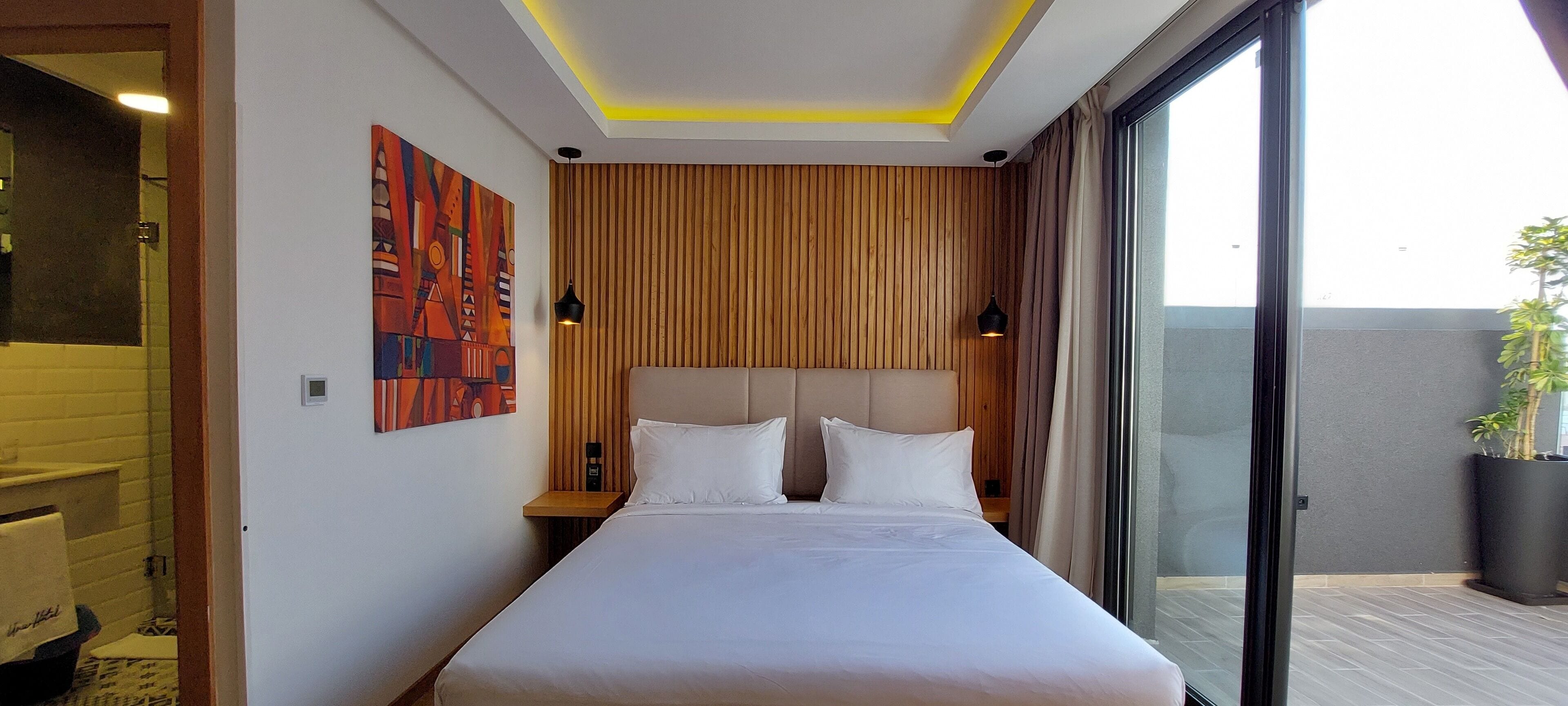 Ropa de cama de alta calidad, minibar y decoración personalizada 