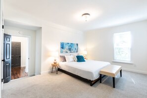 House, Multiple Beds, Kitchen, Garden View | 5 bedrooms, individually decorated, individually furnished, free WiFi - Delta View Retreat Suites (Cincinnati)