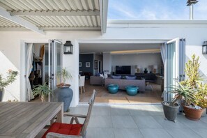 Outdoor dining - Bayside Apartments. (Cape Town)
