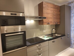 ثلاجة، ميكروويف، فرن، موقد طهي مسطح