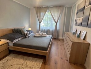 2 bedrooms, travel crib, free WiFi, bed sheets