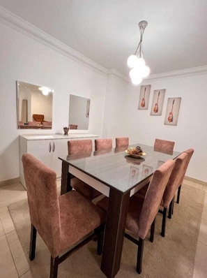 Apartamento | Zona de estar | Smart TV de 65 pulgadas con canales digitales