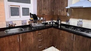 Lejlighed | Privat køkken | Køleskab, mikrobølgeovn (efter anmodning), ovn, kogeplade