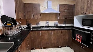 Apartemen | Dapur pribadi | Lemari es, microwave (berdasarkan permintaan), oven, dan kompor