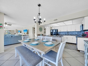 Dining - OZsome Beach Retreat ~ Edgewater Tower 2 ~ 2 Bed + Bunks ~ Beachfront Sleeps 10 (Panama City Beach)