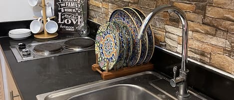 Geladeira, cooktop, chaleira elétrica