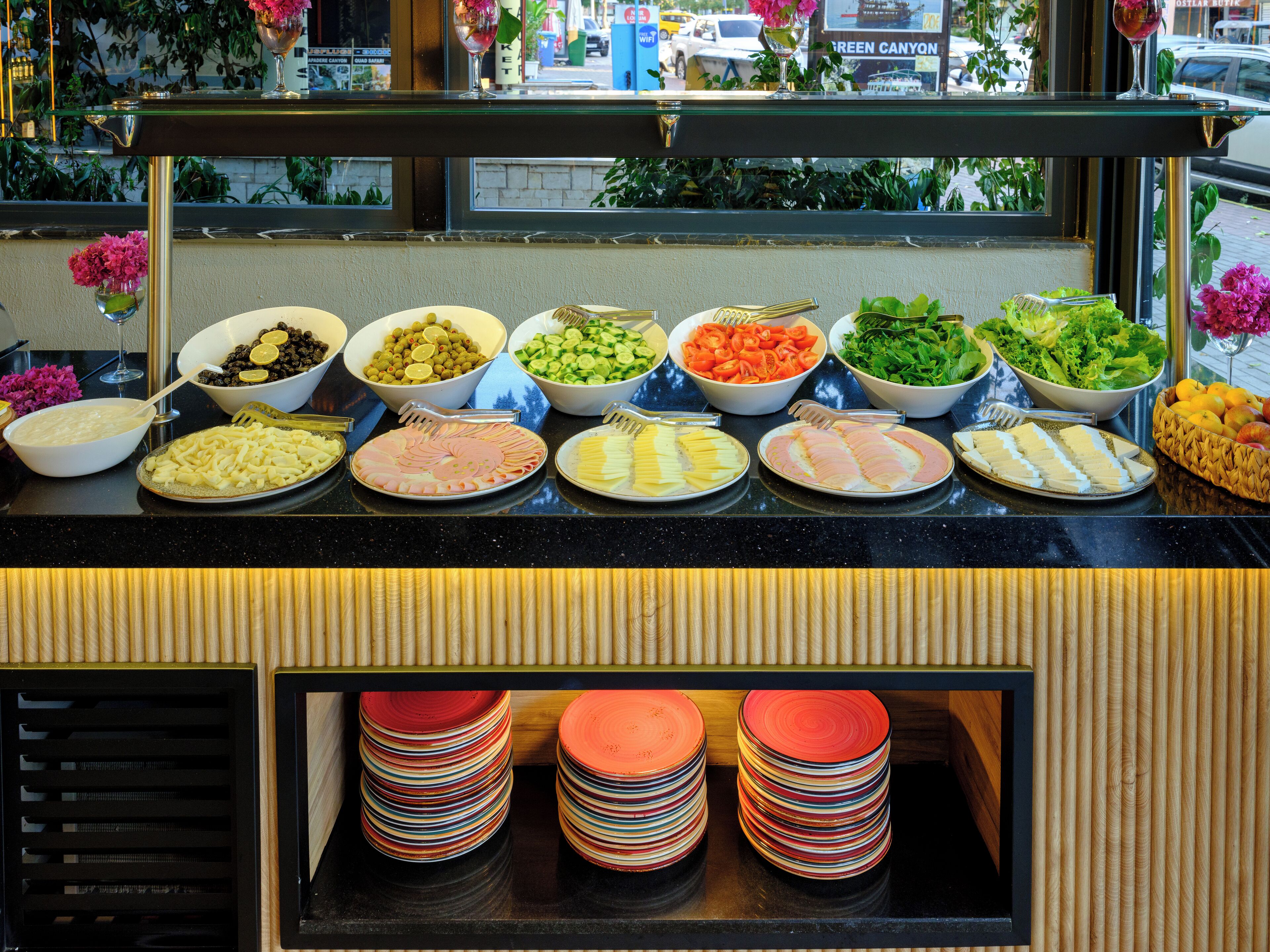 Un buffet proposant une variété de plats et d’ustensiles.