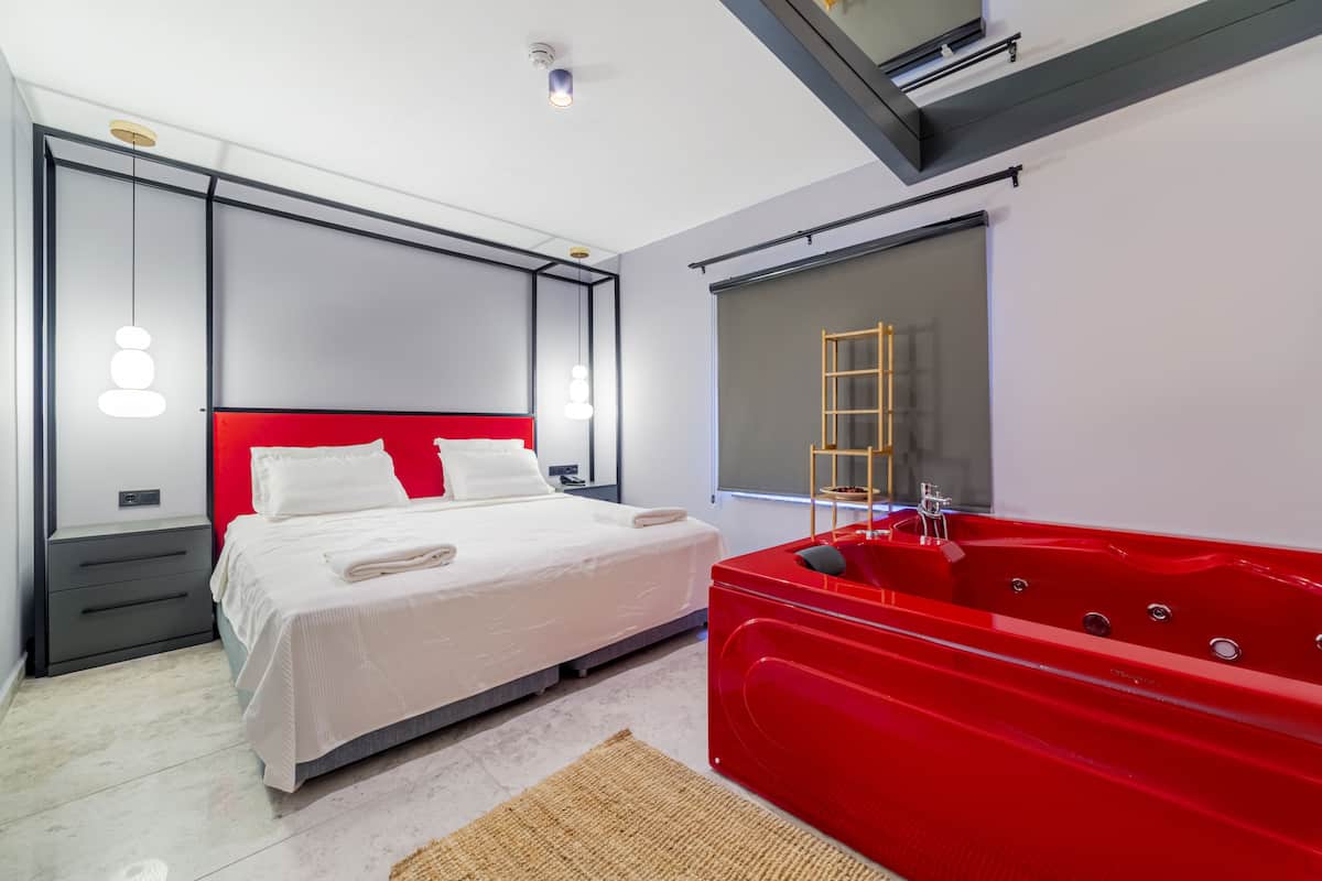Luxury Apartment | 1 bedroom, Egyptian cotton sheets, premium bedding, in-room safe