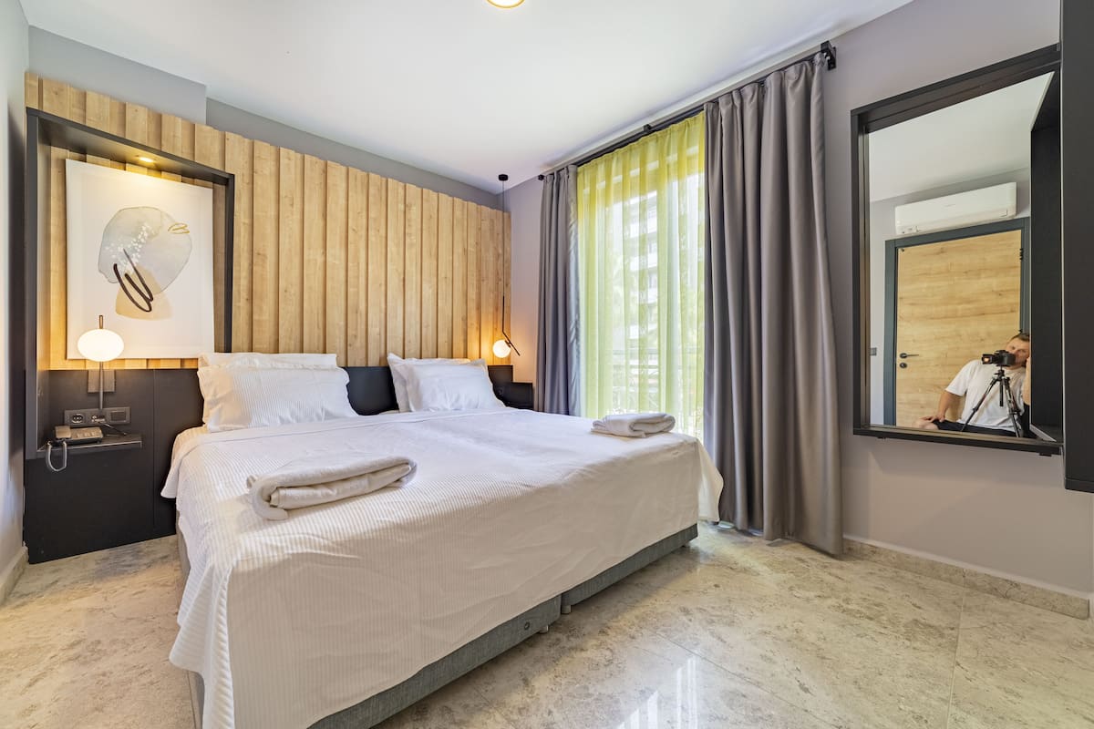 Deluxe Double Room with Side Sea View | 1 bedroom, Egyptian cotton sheets, premium bedding, in-room safe