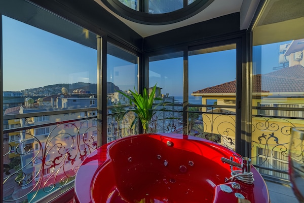 Honeymoon-Apartment, 1 King-Bett | Blick vom Balkon