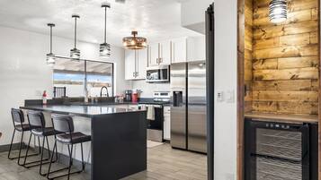 Frigorífico, microondas, horno y placa de cocina