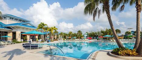 Piscina all'aperto, lettini