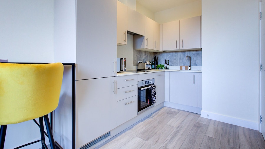 Hybrid Resi - Cheam