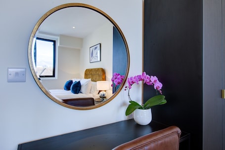 Standard Apartment | Egyptian cotton sheets, premium bedding, desk, iron/ironing board. Hybrid Resi - Cheam