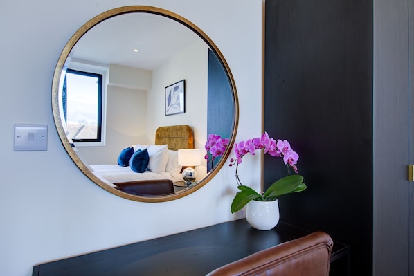 Apartamento estándar | Sábanas de algodón egipcio, ropa de cama de alta calidad, escritorio