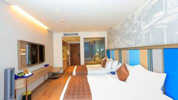 Family Room (Deluxe) | Peralatan tempat tidur premium, bar mini, peti besi dalam bilik, meja