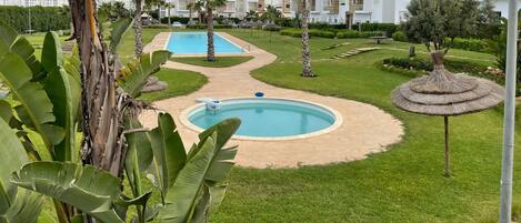 Una piscina al aire libre